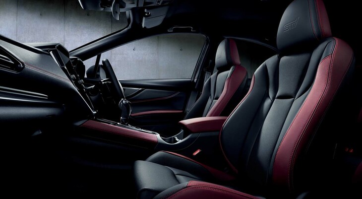 従来モデルとはボルドー／ブラックの配色が変わった本革シート。