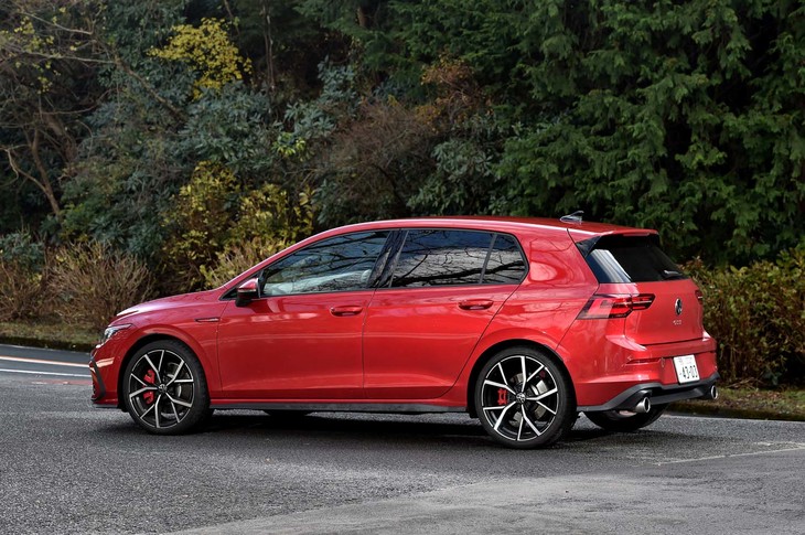 【フォルクスワーゲン・ゴルフGTIのスペック】
	ボディーサイズ：全長×全幅×全高＝4295×1790×1465mm／ホイールベース：2620mm／車重：1430kg／駆動方式：FF／エンジン：2リッター直4 DOHC 16バルブ ターボ／トランスミッション：7段AT／最高出力：245PS（180kW）/5000-6500rpm／最大トルク：370N・m（37.7kgf・m）/1600-4300rpm／タイヤ：（前）235/35R19 91Y XL／（後）235/35R19 91Y XL（ブリヂストン・ポテンザS005）／燃費：12.8km/リッター（WLTCモード）／価格：466万円
	
	【取材時の燃費データ】
	テスト距離：211.0km（市街地1：高速道路7：山岳路2）／使用燃料：25.6リッター（ハイオクガソリン）／参考燃費：8.2m/リッター（満タン法）／10.4km/リッター（車載燃費計計測値）