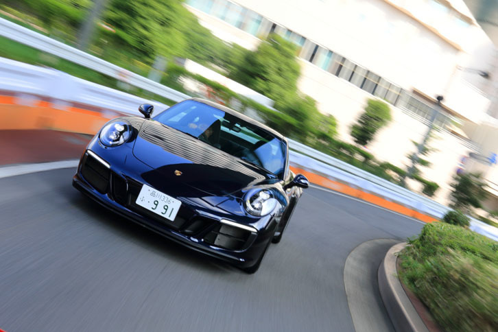 今回のテスト車には、オプション「リアアクスルステアリング」が備わっていた。これにより、低速走行時は前後のホイールを逆方向に操舵して小回り性を向上。高速走行時は同方向に操舵することで走行安定性と俊敏性が高められる。