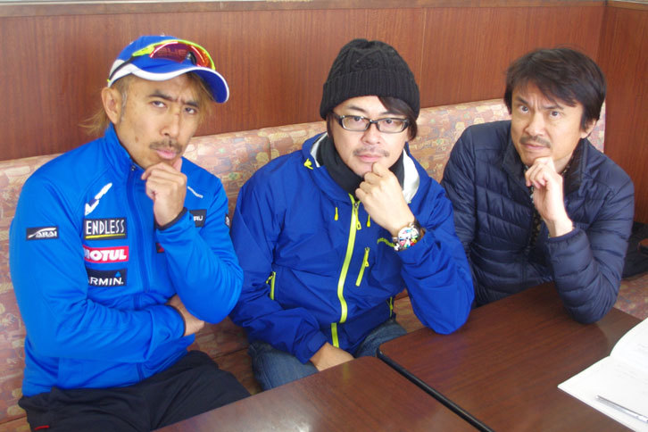 カーマニア集団・MJ戦略参謀本部のメンバー。左からマリオ二等兵、伊達軍曹、MJ参謀長（清水草一）。