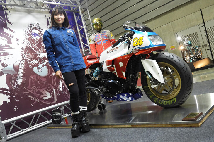 ロイヤルエンフィールドジャパンのアンバサダーである、モデル／クリエイターのmapicoさん。