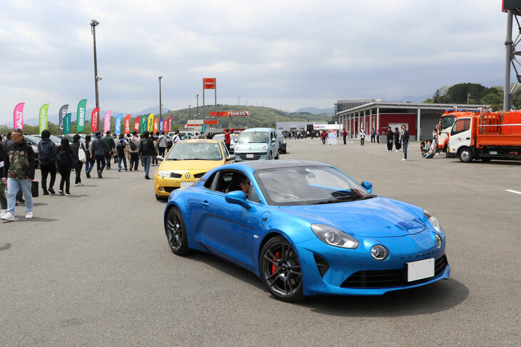 「RENAULT・ALPINE DAY IN MFF」の駐車エリアへと誘導される「アルピーヌA110」。
