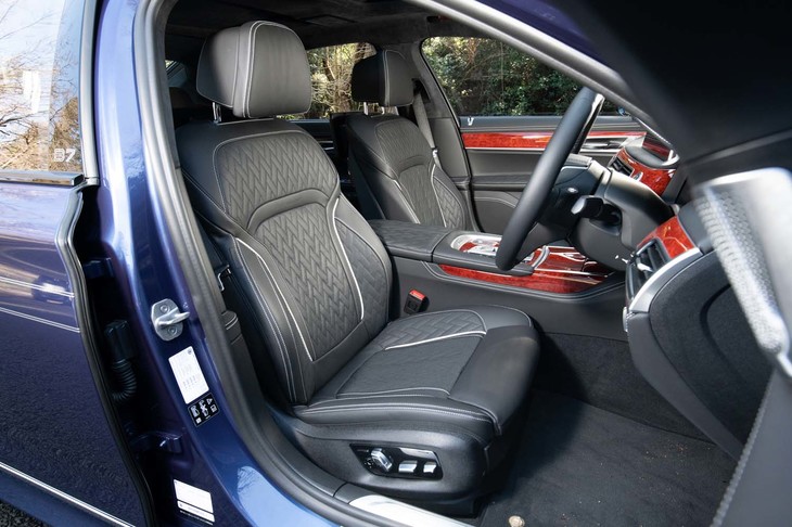 ホワイトのパイピングが印象的なシートはBWMインディビジュアルの手になるもの。レザーの厚みすら感じられるしっかりとした掛け心地だ。