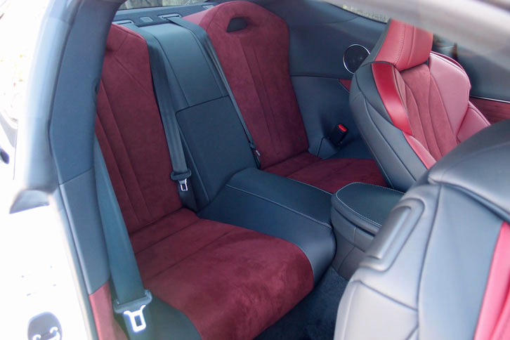 レクサスLC500h（リアシート）