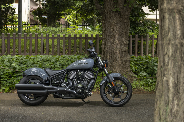 意匠について一切の妥協を排した新型「チーフ」。スタイリングそのものはもちろんのこと、設計の方法から溶接の仕方に至るまで、徹底して“昔ながらのバイクづくり”のやり方が貫かれた。