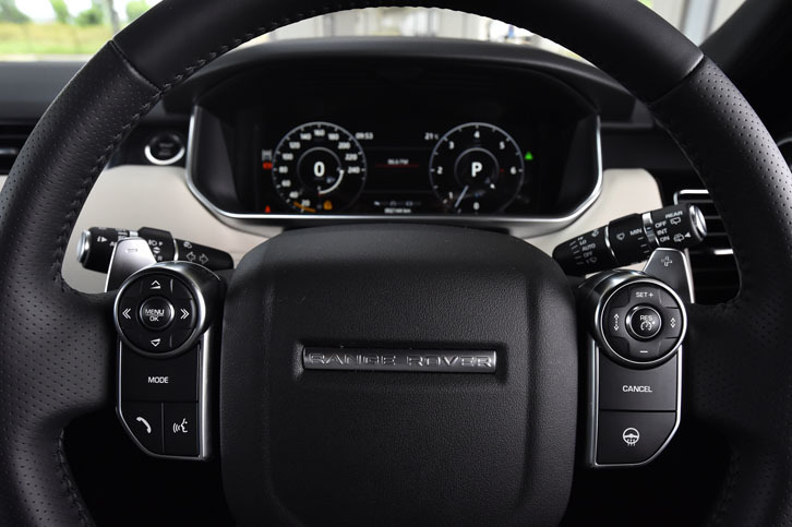 ステアリングホイールのスポーク部には、オーディオとクルーズコントロールのスイッチが備わる。