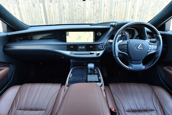 水平基調のインストゥルメントパネルが特徴的な、コックピット周辺部。写真は「LS500h“エグゼクティブ”」のもの。