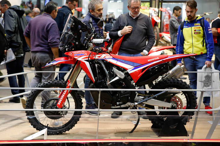 「ホンダCRF450ラリーコンセプト」。EICMAの前に発表された、モトクロッサー「CRF450」の市販バージョンである「CRF450L」をベースにしたコンセプトモデルだ。デザインのモチーフはホンダファクトリーのダカールレーサー「CRF450ラリー」。大型の燃料タンク、高い位置にマウントされたデジタルディスプレイなど、ラリーレイドを強く意識したディテールとなっている。