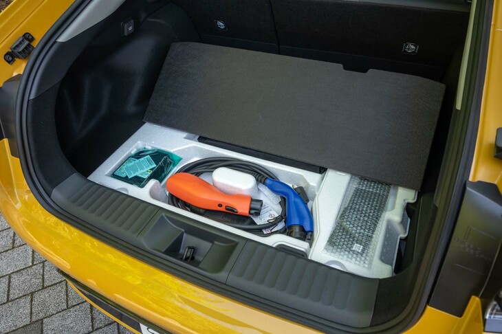 床面が高くなっているのは、フロア下に充電ケーブルが収納されているため。発泡スチロールのケースがあるため、雨中の充電後でも安心して収納できる。