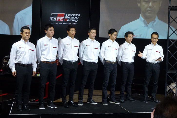 写真一番右はGAZOO Racing Companyプレジデントの友山茂樹氏。その左から、土屋選手、松井選手、蒲生選手、中井選手、関谷氏、緒方氏の順。