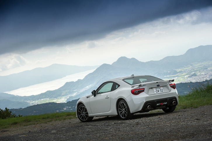 「スバルBRZ」は、2リッターの自然吸気エンジンを搭載したFRのスポーツモデルである。2016年7月に大幅改良を受けた。