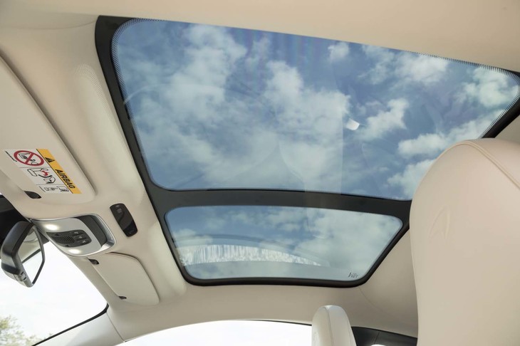 開放的な室内を演出する「エレクトロパノラミックルーフ」。外光の透過率はスイッチ操作で変更できる。