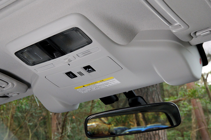 
	今回の改良により、運転支援システムの「アイサイト」は操舵（そうだ）アシスト機能を備えた「バージョン3」に進化した。
	