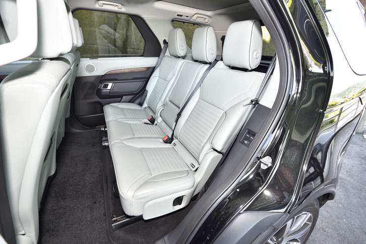 2列目シートにはスライドとリクライニングのほか、6：4の分割可倒機構が備わる。