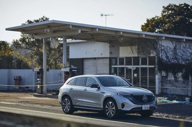 約3カ月で1万kmを走破したCGの「EQC」。今月号のリポートでは、EQC開発のベースとなったガソリンエンジン車「GLC」との違いや、電費、充電環境についてリポートします。（photo：田村孝介）