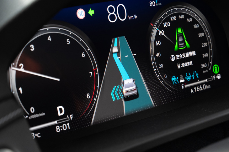 追い越しが完了すると、機を見て自動で走行車線へと戻る。この機能が使えるのはハンズオフ走行中のみで、“ACC＋LKAS”の状態や、“自動運転レベル3”の状態では作動しない。