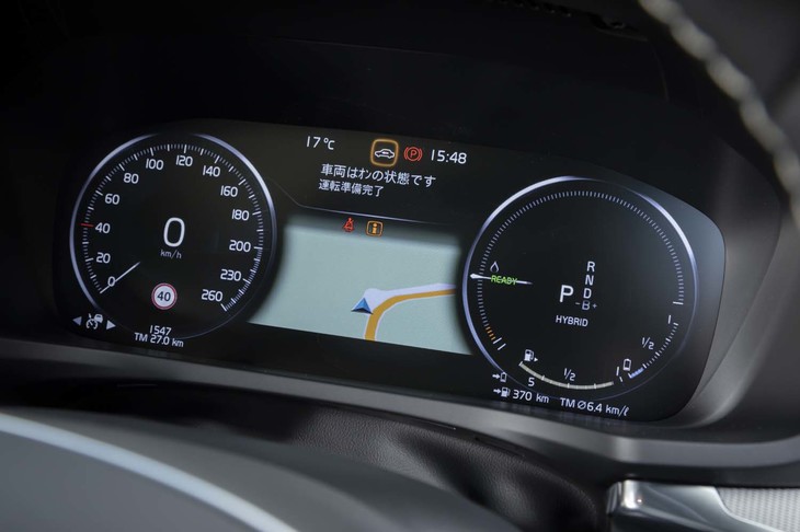 メーターパネルは2眼表示を基本とした液晶表示タイプ。右のパワーメーターにはエンジンが始動するアクセル開度の目安を示す、しずくのアイコンが表示される。