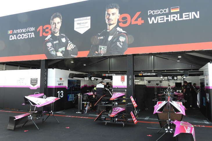 皆大好き、タグ・ホイヤー ポルシェ フォーミュラEチームのパドック。レース前までは「ピンク色のレーシングカーって、どうなの？」と思っていたが、実際には結構きれいで格好よかった。……まぁ、「ポルシェ917」にも“ピンク・ピッグ”なんてマシンがありましたもんね。