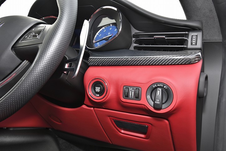 エンジン・スタート／ストップスイッチは、ステアリングコラムの右側に配置される。