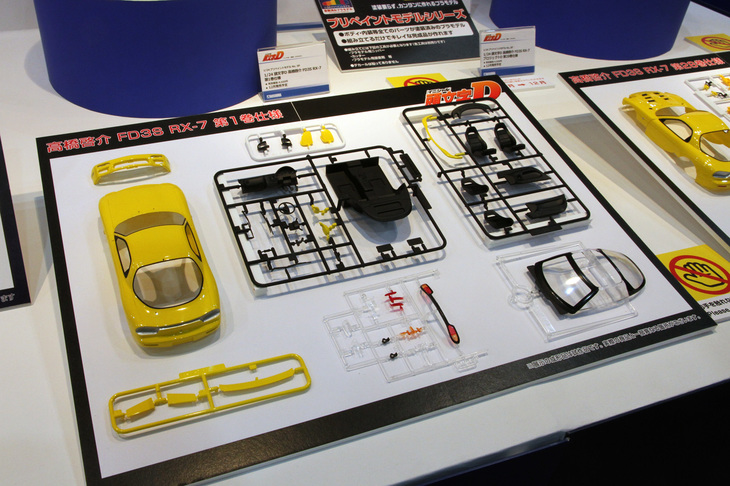 ボディーのみ塗装済みのモデルは昔からあるが、このプリペイントモデルはほかのパーツもランナーに付いたまま、スプレーやタンポによって塗装が施されている。右隣にチラッと見えるのは「頭文字D 高橋啓介 FD3S RX-7 第28巻仕様」。