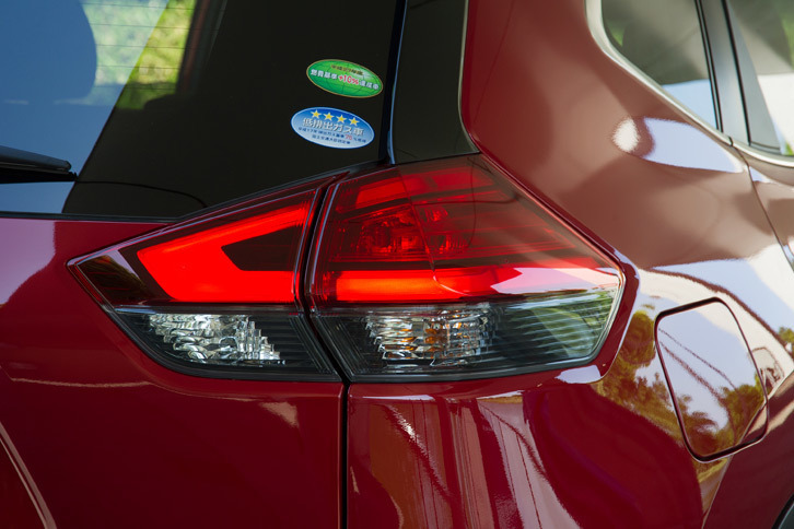 日産エクストレイル20X（リアコンビランプ）