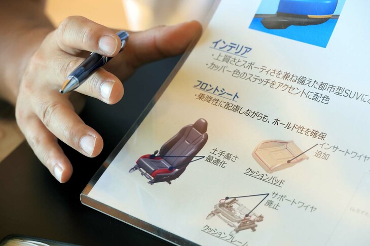 座面の左右に大きな張り出しがあった「レヴォーグ」のシートに対し、「レヴォーグ レイバック」では、その張り出しを抑えてサポートワイヤを廃止。代わりにインサートワイヤを追加することで、適度なホールド性を確保している。