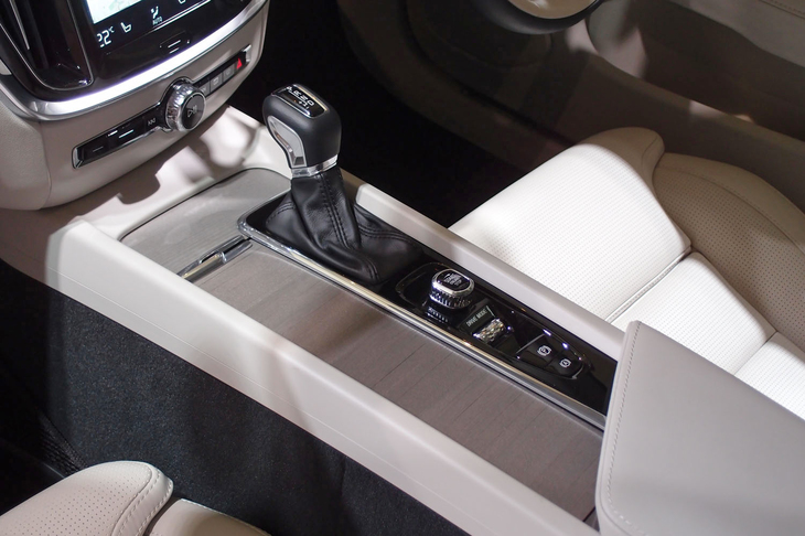 センターコンソールにはシフトレバーのほか、エンジンのオンオフスイッチや走行モードのセレクターなどが並ぶ。