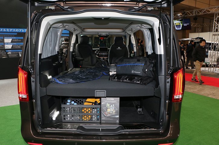 「メルセデス・ベンツV220dマルコ・ポーロ ホライゾン」は、キャンピングカービルダーのウエストファリア製となるが、シンクなどは備えていないため、3ナンバー登録となる。ポップアップルーフ部を含め、最大で5人の就寝が可能だ。