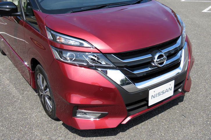 日産セレナ ハイウェイスターG（フロント）