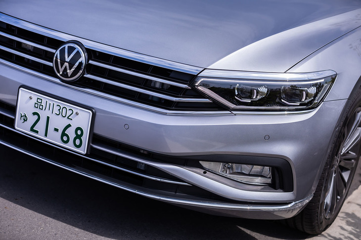 新デザインのグリルやヘッドランプ、バンパーなどを採用し、フロントフェイスをリニューアル。右左折時の被視認性が向上するという、ダイナミックターンインジケーターも装備されている。