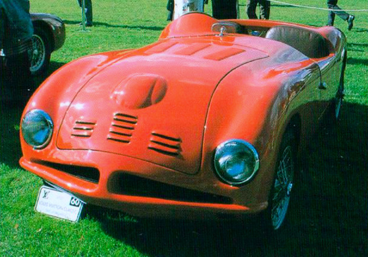 夫ヌッチオ・ベルトーネ氏が独身時代にレースで駆った1947年「フィアット500スパイダー スペシャル」と。