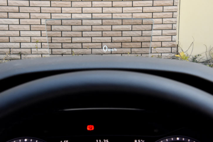 オプションでヘッドアップディスプレイを装着可能。