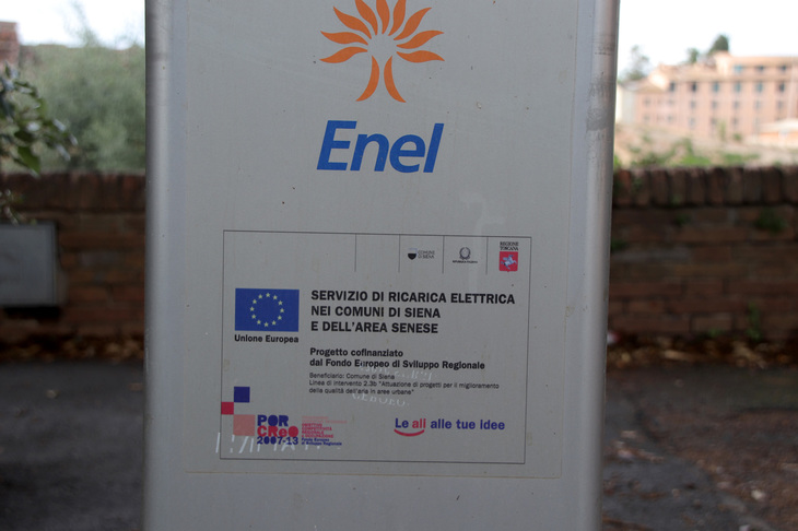 充電器には、2007-13年の欧州連合（EU）地方発展基金補助事業であることが明記されている。