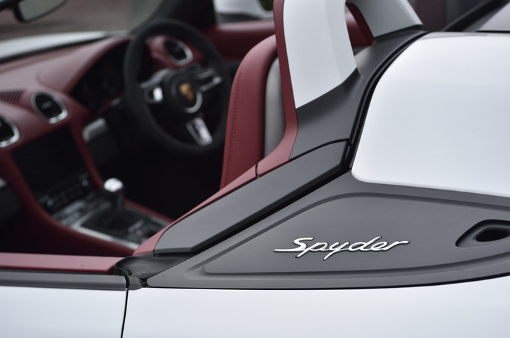 「718」シリーズ初となる自然吸気フラット6エンジンをリアミドに搭載する「718スパイダー」。4リッターの排気量で、最高出力420PS/7600rpm、最大トルク420N・m/5000-6800rpmを発生する。