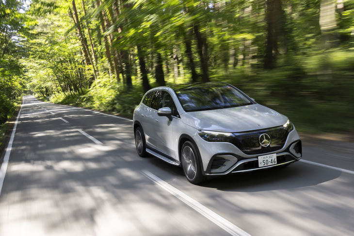 軽負荷走行時にはフロントアクスルをクラッチでフリーにして後輪駆動で走行する。これは先にデビューした「EQS」などにはない新機軸だ。