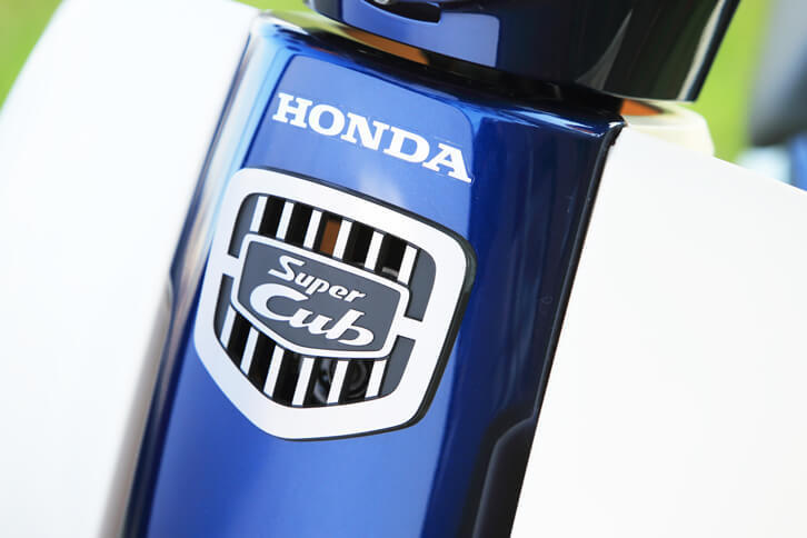 フロントに装着された「Super Cub」のバッジ。