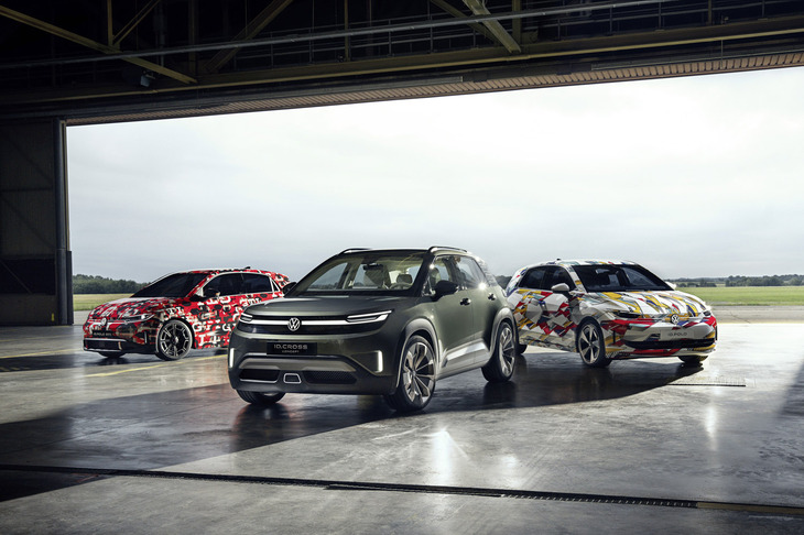 コンパクトBEVのコンセプトカーは「ID. 2all（アイディ ツーオール）」のモデル名だったが、市販モデルは「ID.ポロ」として2026年にヨーロッパで発売されることになった。写真は左から「ID.ポロGTIコンセプト」「ID.クロス コンセプト」「ID.ポロ コンセプト」。