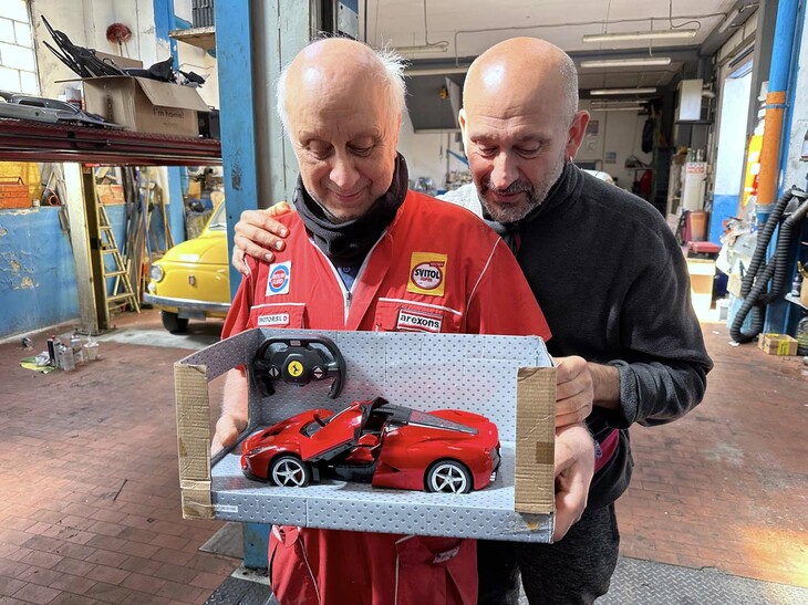 「ラ・フェラーリ」のモデルカーと。