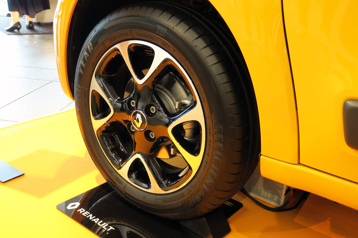 ルノー・トゥインゴEDC（タイヤ＆ホイール）
