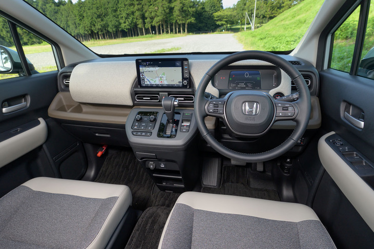 新しい「フリード」のインテリアははっきりとした水平基調のレイアウトに。内装色はボディーカラーに応じて変わるが、ダッシュボード上部に白いファブリックをあしらったこのグレージュは明るく開放感にあふれている。