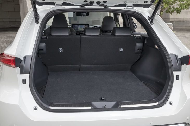 ラゲッジスペースの容量も割り切ったとされているが、5人乗車時でもゴルフバッグを3個搭載できる。