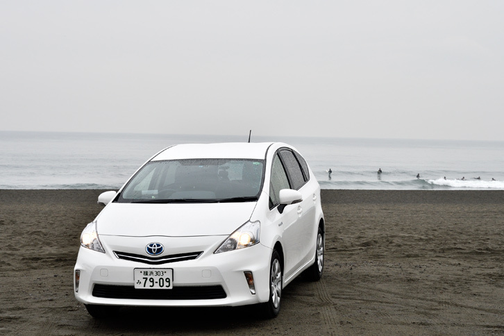 CN-F1Dを搭載したデモカーは「トヨタ・プリウスα」。