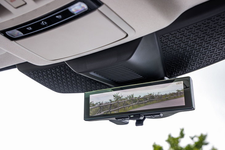 車室内の状況にかかわらず、車両後方にあるカメラの画像をルームミラーに映し出す「インテリジェントルームミラー」も、「アリア」全車に共通する標準装備のアイテム。