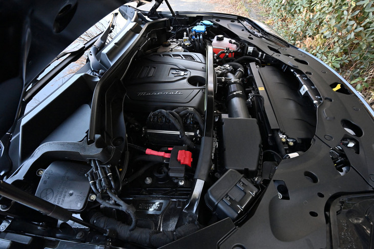 「グレカーレ エッセンツァ」のエンジンルーム。最高出力300PS、最大トルク450N・mを発生する2リッター直4ターボエンジンと8段ATが組み合わされたパワートレインを搭載する。