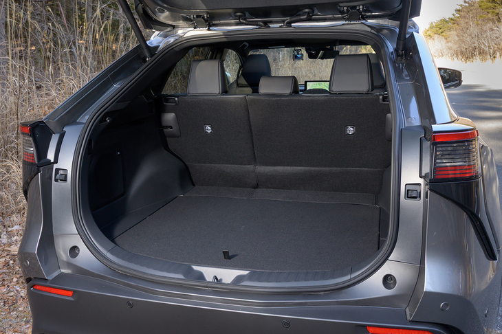 荷室は床面長が985mm、最大開口幅が1288mmと十分な広さを誇る。後席を起こしたままでもゴルフバッグが3つ積めるという。