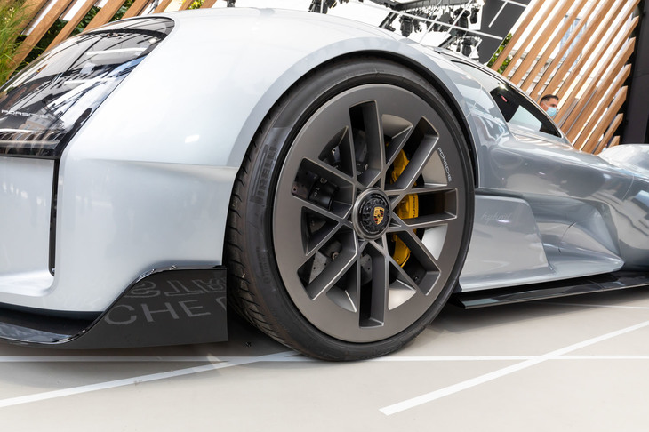ポルシェ919ストリート（フロントタイヤ＆ホイール）