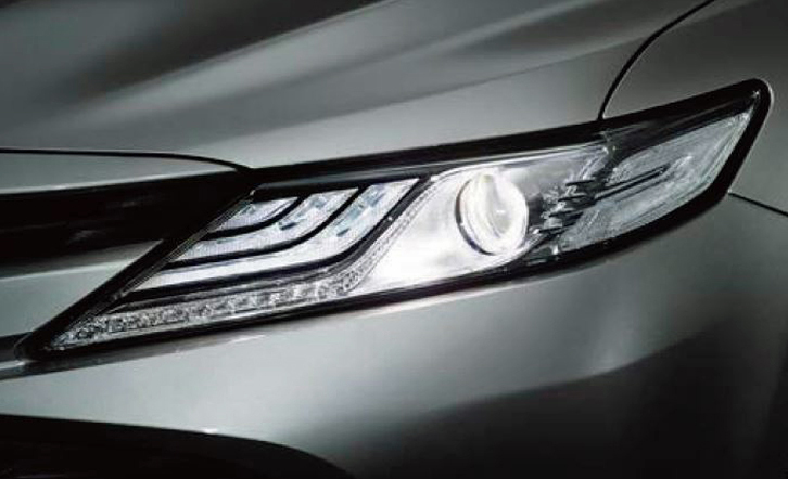 
	LEDのみで構成される「Bi-Beam LEDヘッドランプ」。スポーティーな「カムリ」の表情にさらなる個性を与える。
	