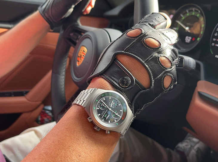 「911 S/T」の購入者を対象に、ポルシェデザインのスペシャルウオッチ「クロノグラフ1 - 911 S/T」も販売される。コーティングのないチタンケースや、実車のメーターと同じグリーンの数字が特徴で、価格は205万4800円。試乗に際しては筆者もこの限定ウオッチをはめて、つかの間のオーナー気分を満喫した。（写真：著者提供）