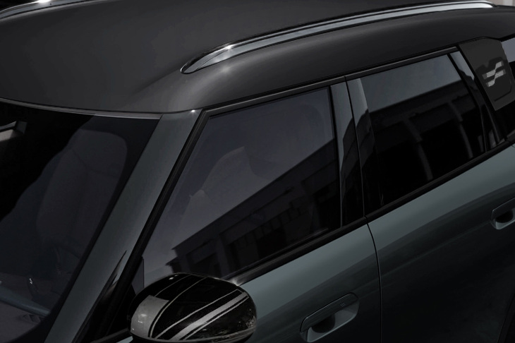 「ブラックルーフ」や「ヘリテージミラーキャップ」が目を引く「MINIカントリーマン シャドーエディション」のエクステリア。