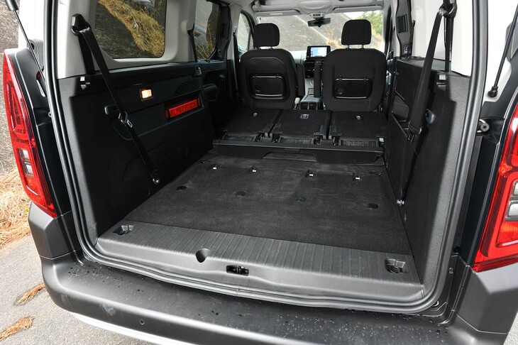 2列目シートの背もたれを全て倒した場合の荷室容量は約2693リッター。外した3列目シートは家に置いておくしかないので、クルマが広くなる代わりに家が狭くなるというジレンマも。